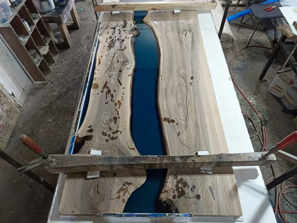Handcrafting process of walnut and blue epoxy dining table - how to choose epoxy dining table size