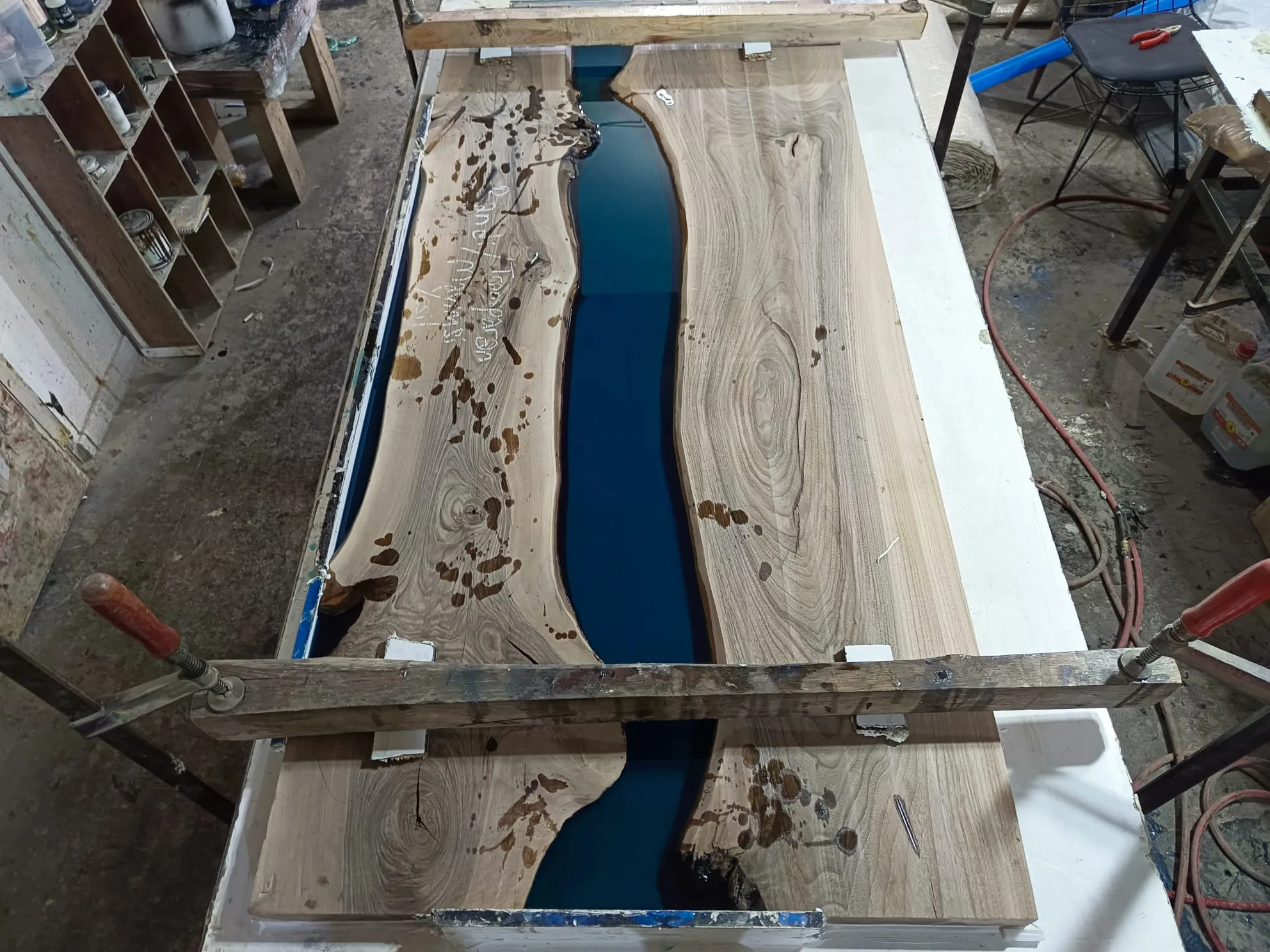 Handcrafting process of walnut and blue epoxy dining table - how to choose epoxy dining table size