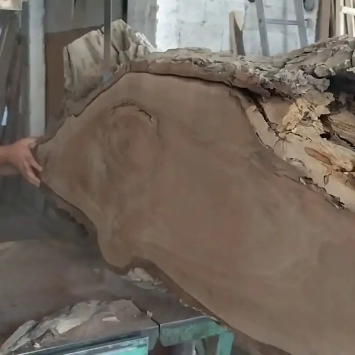 What is epoxy furniture example - Cutting wood slabs from walnut logs